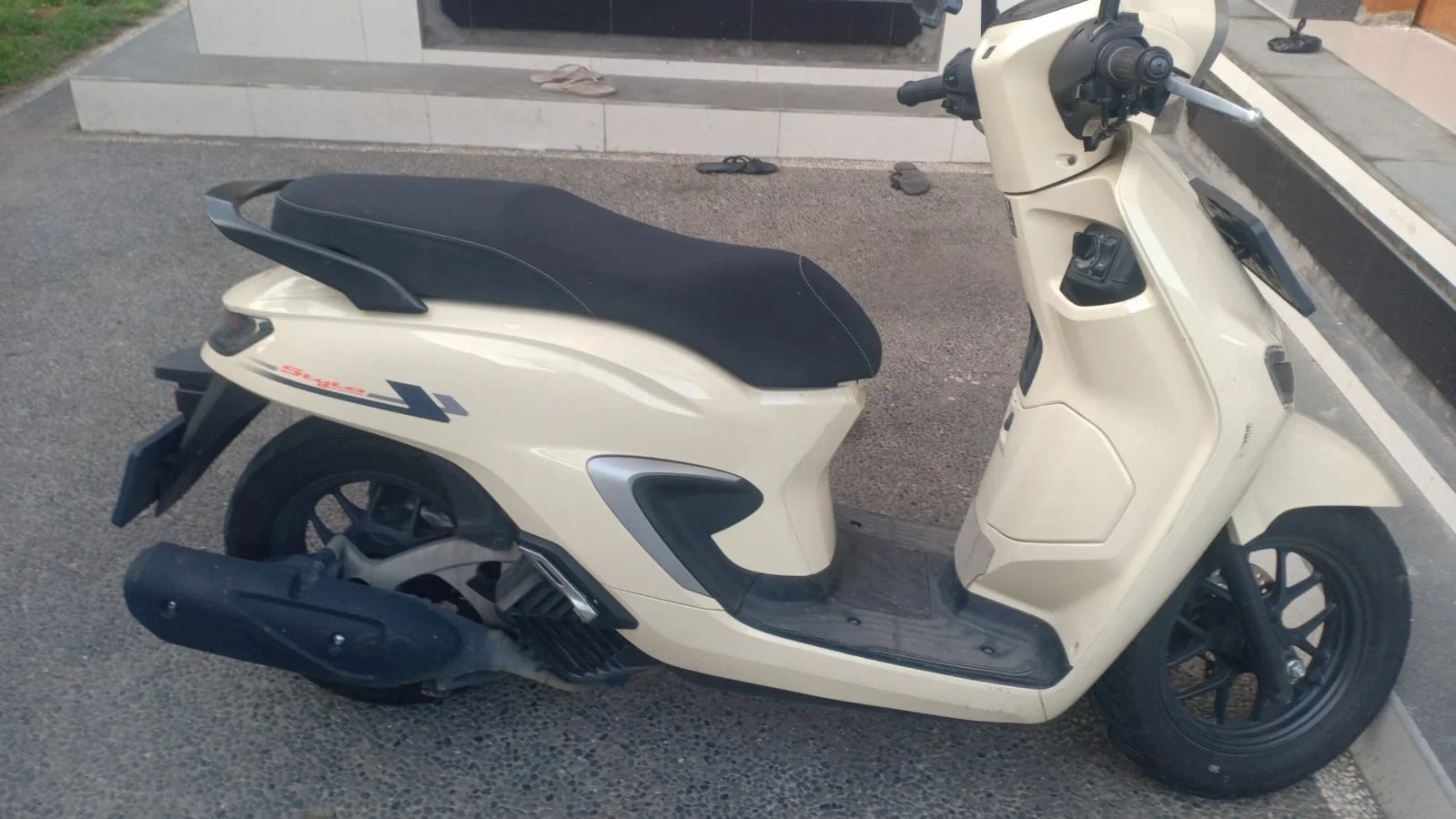 Cream Honda Scoopy from Komang's rental fleet in Bali